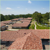 Les toitures du 1er Village Alzheimer de France recouvertes des tuiles Aquitaine Poudenx d’EDILIANS